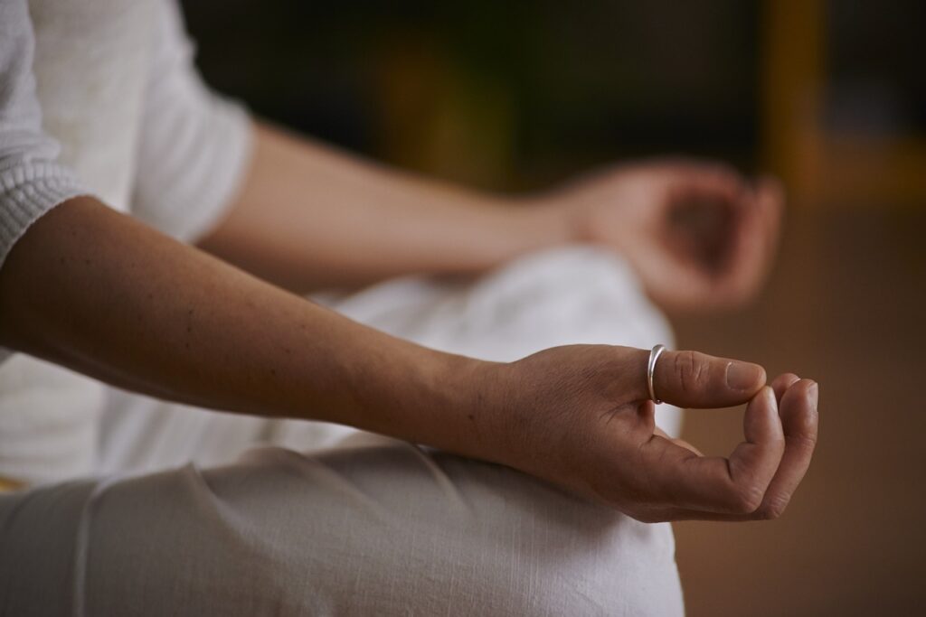 Meditating before going to bed can help you get up at 4 am.